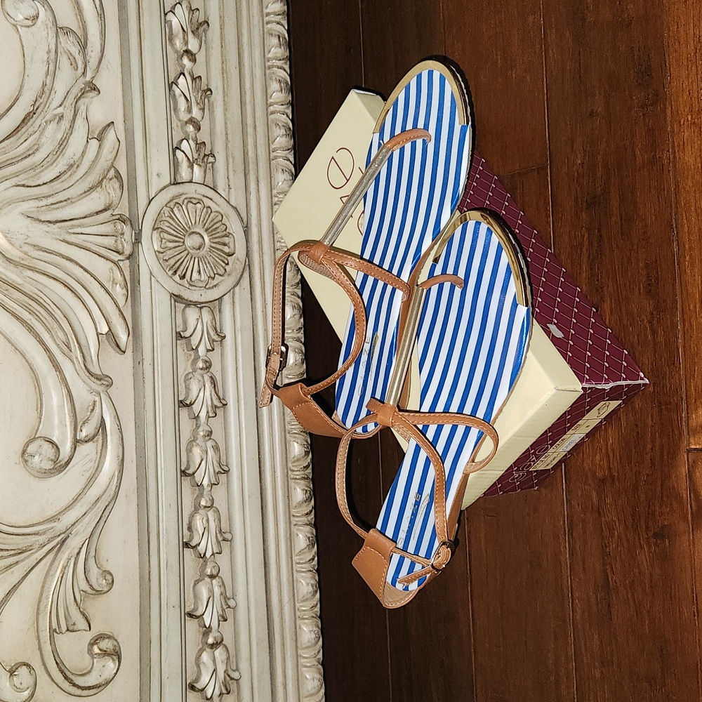 EUC glaze sandals.